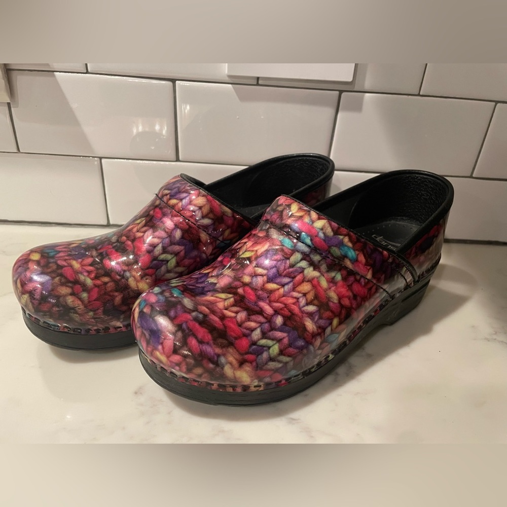 Dansko size 39 clogs knit pattern